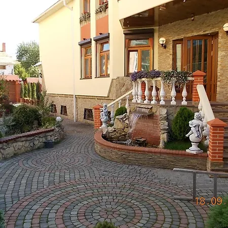 Rayske Yabloko Hotell